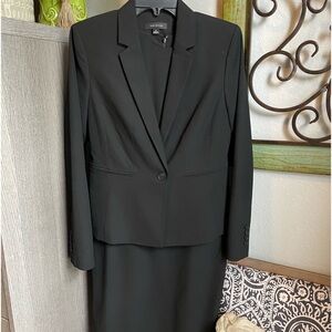 Black 2-piece suit with skirt and a button-up design #workwear